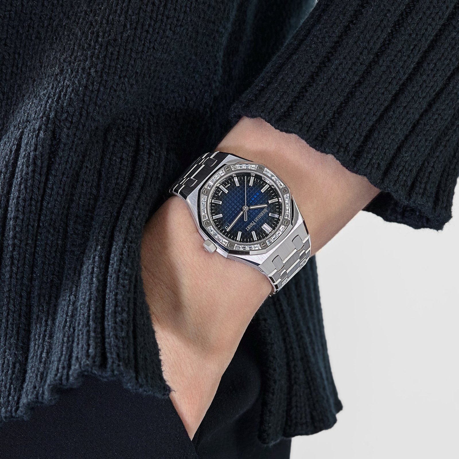 Royal Oak White Gold Diamond Bezel Smoked Blue Dial (2024) 8 Royal Oak White Gold Diamond Bezel Smoked Blue Dial (2024) - Image 8