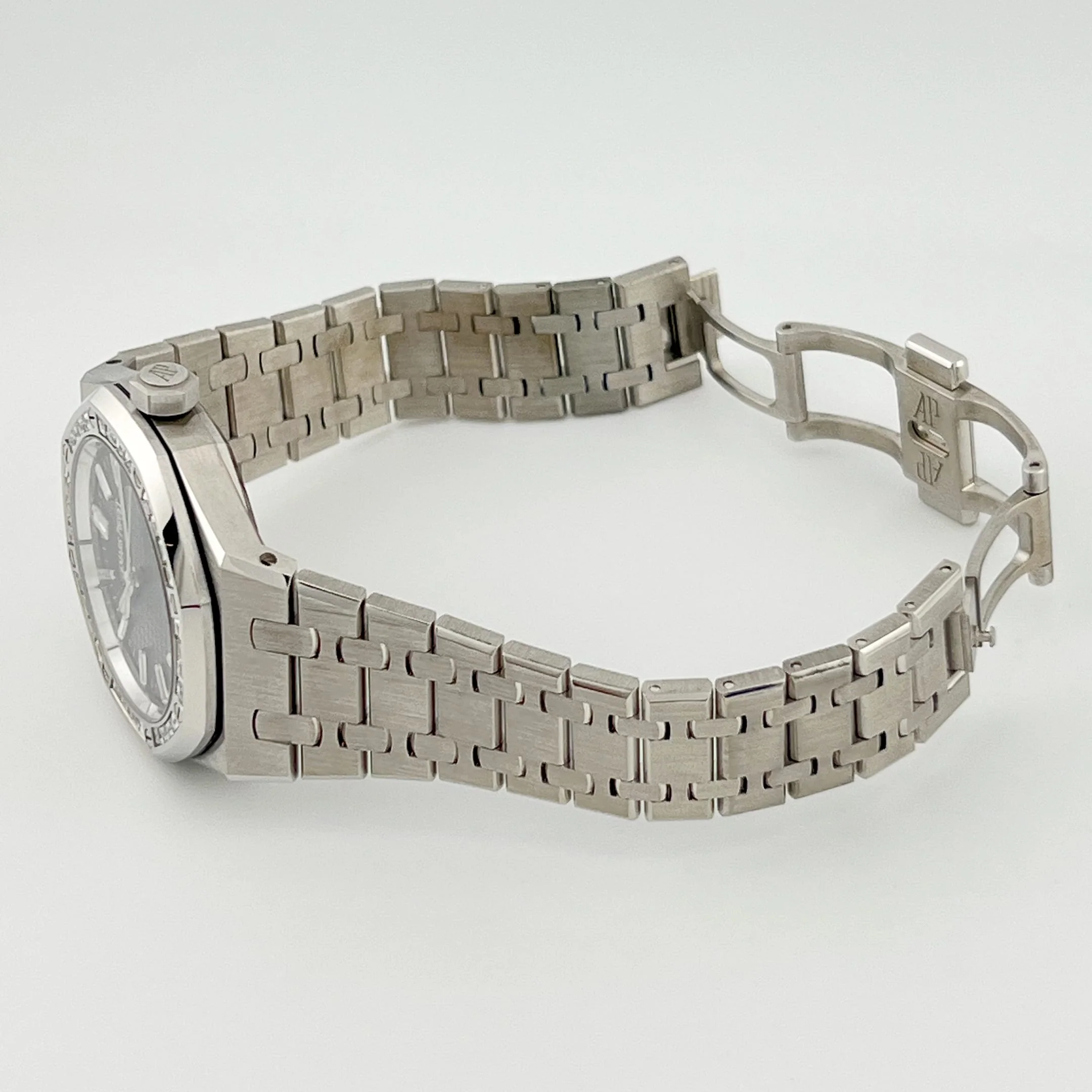 Royal Oak White Gold Diamond Bezel Smoked Blue Dial (2024) 10 Royal Oak White Gold Diamond Bezel Smoked Blue Dial (2024) - Image 10