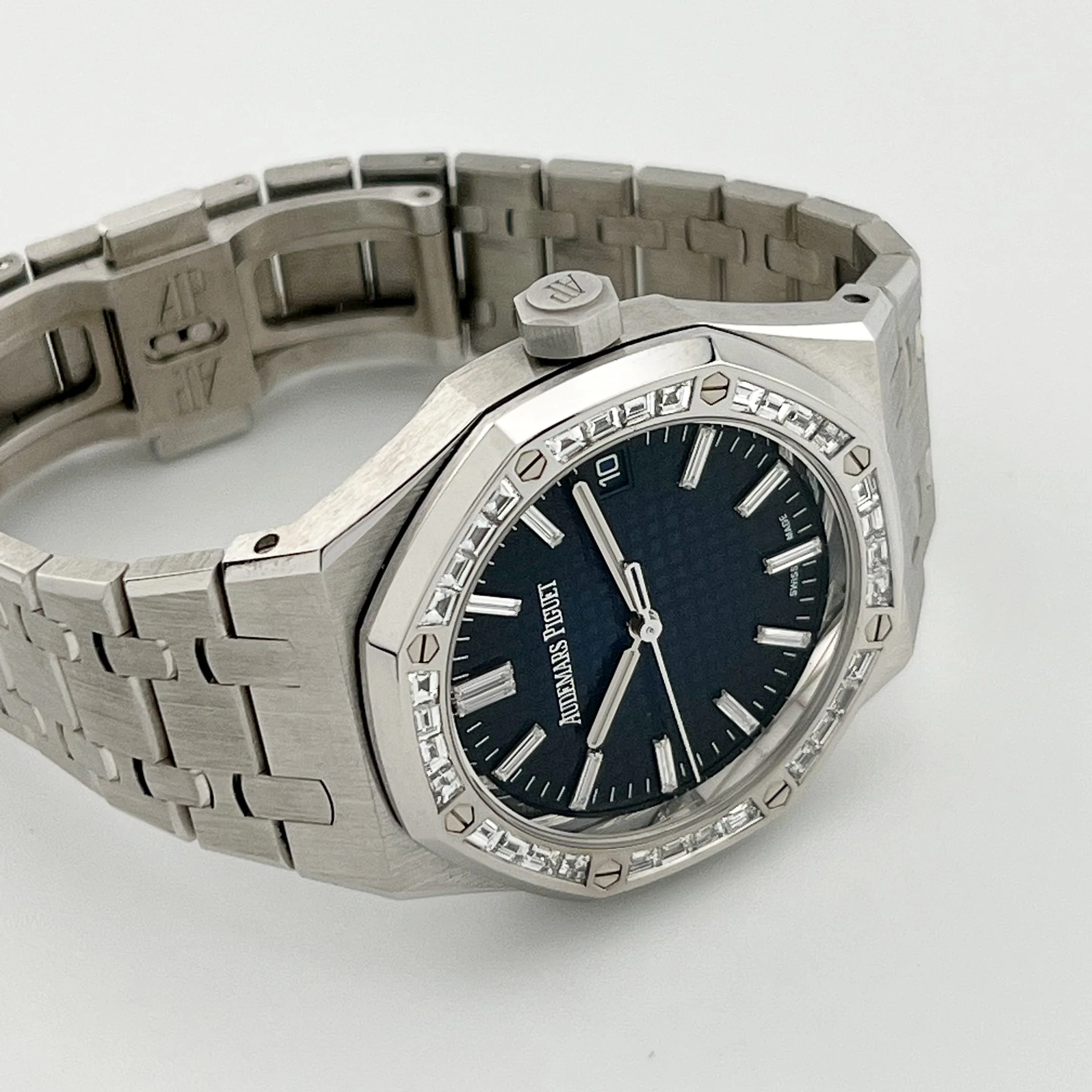 Royal Oak White Gold Diamond Bezel Smoked Blue Dial (2024) 16 Royal Oak White Gold Diamond Bezel Smoked Blue Dial (2024) - Image 16