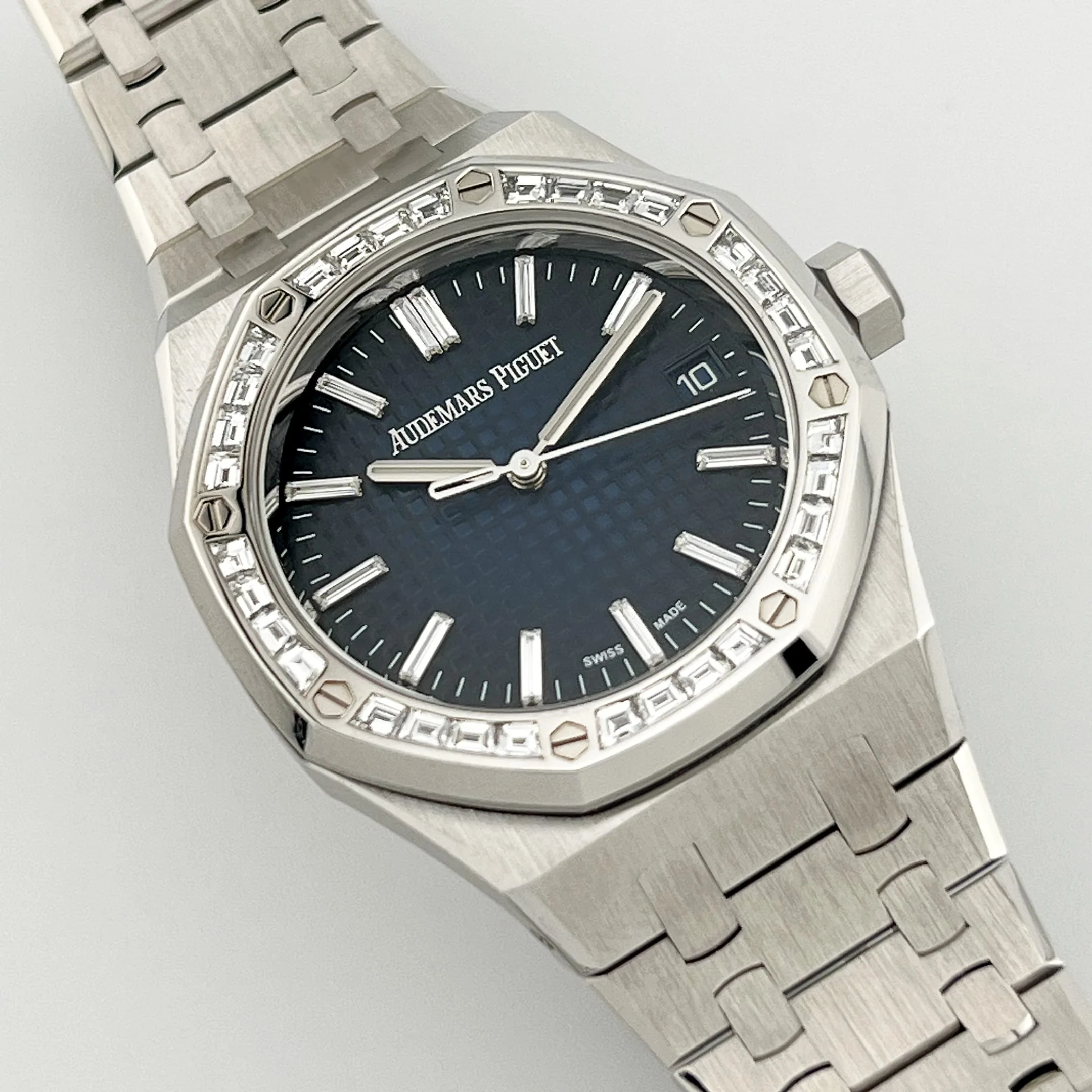 Royal Oak White Gold Diamond Bezel Smoked Blue Dial (2024) 17 Royal Oak White Gold Diamond Bezel Smoked Blue Dial (2024) - Image 17