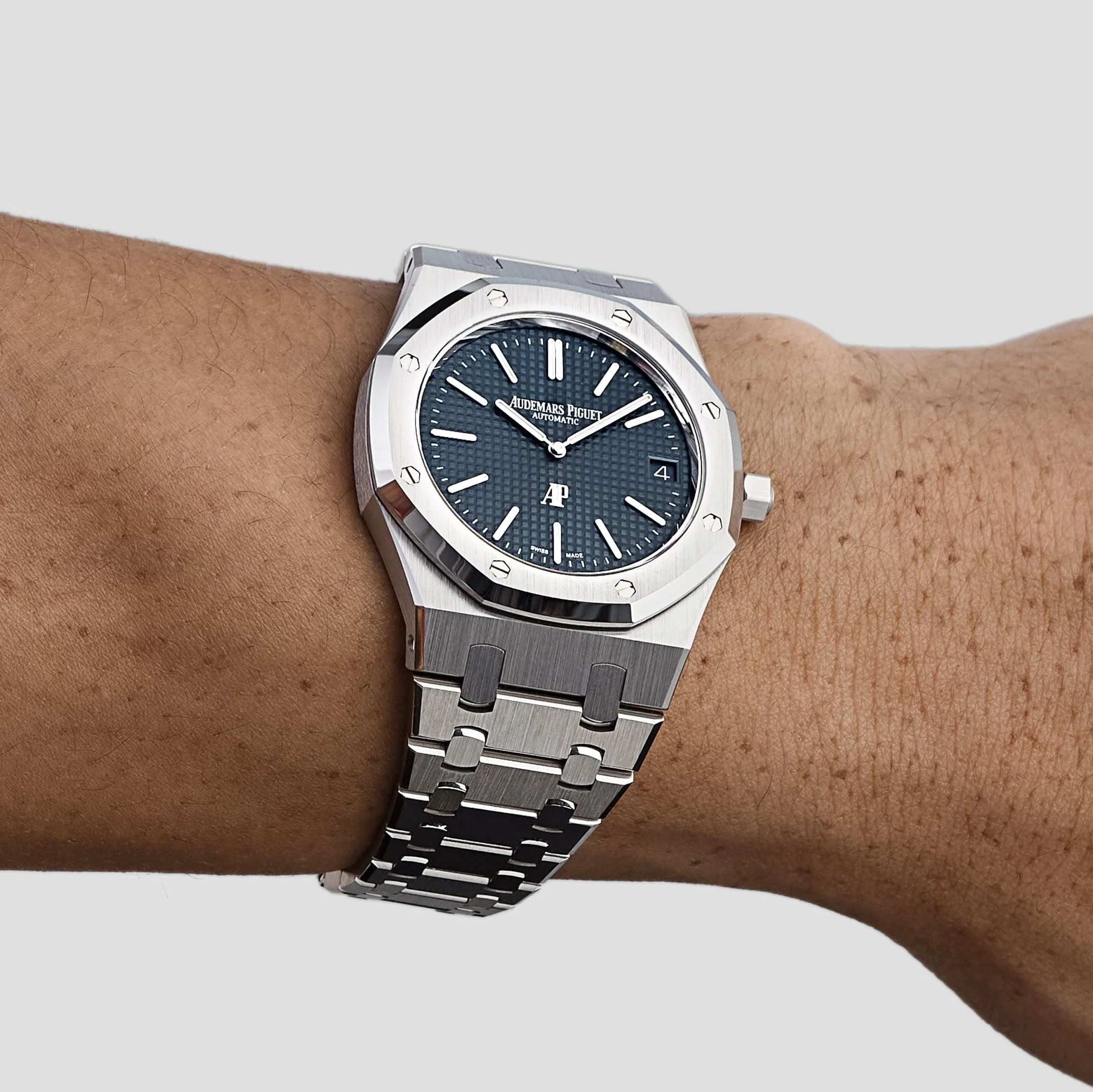 Royal Oak 'Jumbo' Extra-Thin Stainless Steel Blue Dial (2025) 2 Royal Oak 'Jumbo' Extra-Thin Stainless Steel Blue Dial (2025) - Image 2