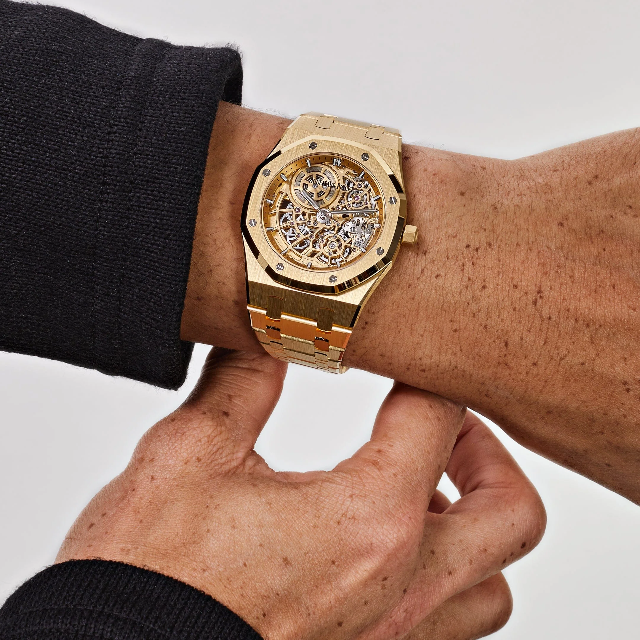 Royal Oak “Jumbo” Extra-Thin Openworked Yellow Gold (2025) 4 Royal Oak “Jumbo” Extra-Thin Openworked Yellow Gold (2025) - Image 4