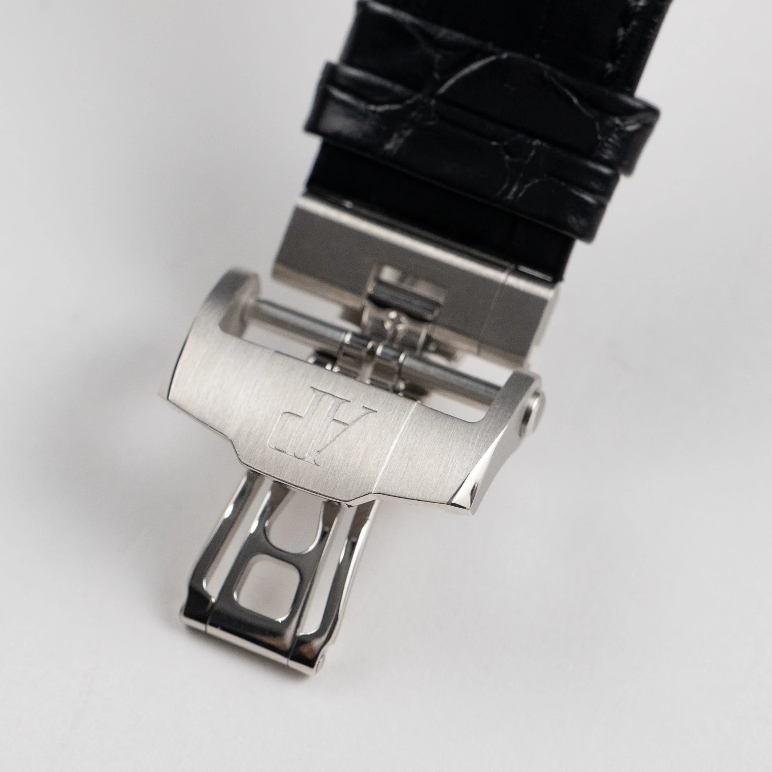 Royal Oak Offshore Chronograph White Gold Diamond Bezel Black Dial (2024) 3 Royal Oak Offshore Chronograph White Gold Diamond Bezel Black Dial (2024) - Image 3