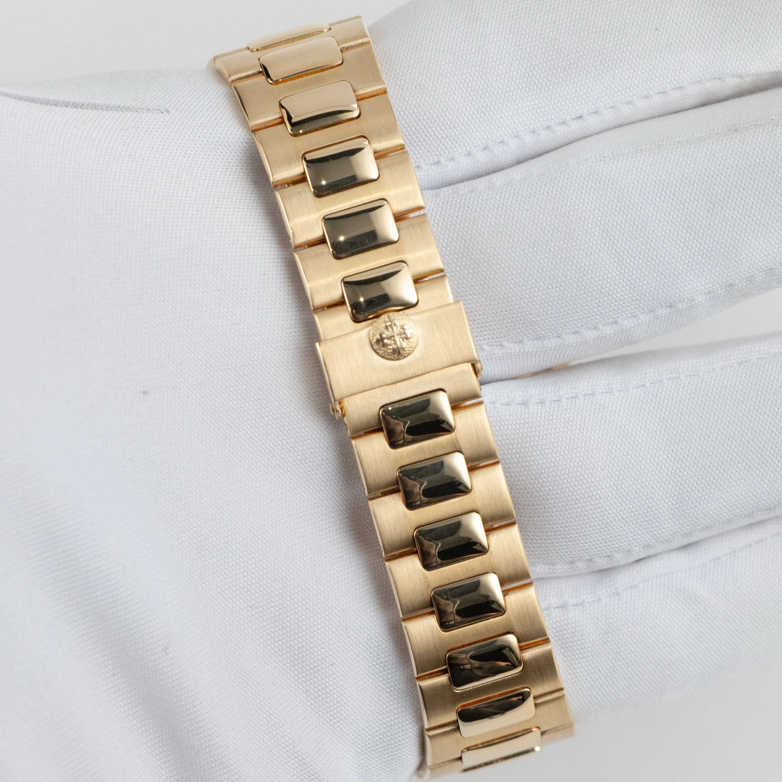 Nautilus Vintage Yellow Gold Black Ribbed Dial 7 Nautilus Vintage Yellow Gold Black Ribbed Dial - Image 7