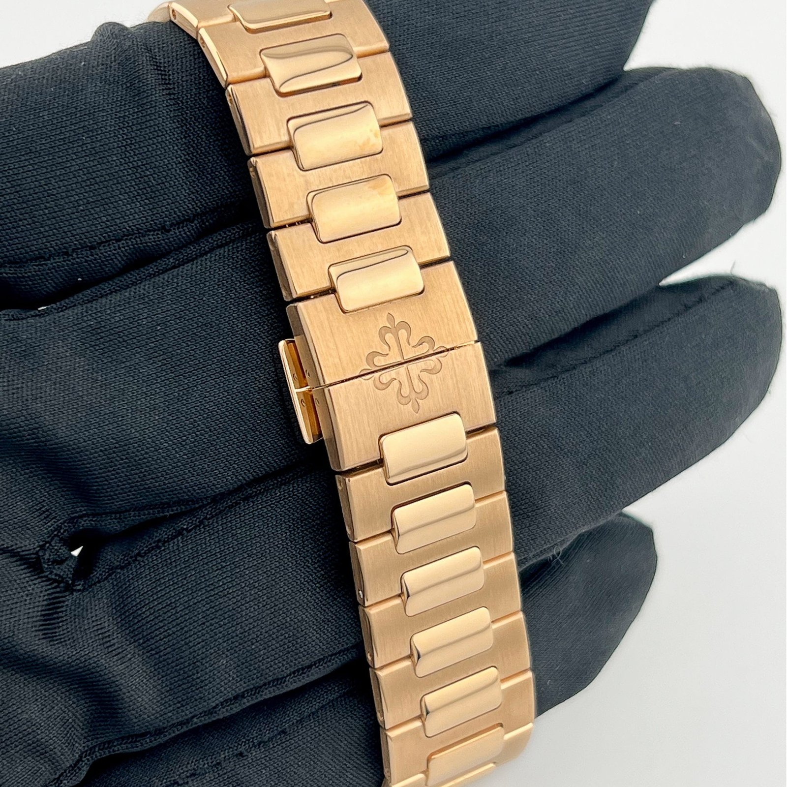 Nautilus 'Ladies' Rose Gold Champagne Golden Dial (2024) 2 Nautilus 'Ladies' Rose Gold Champagne Golden Dial (2024) - Image 2