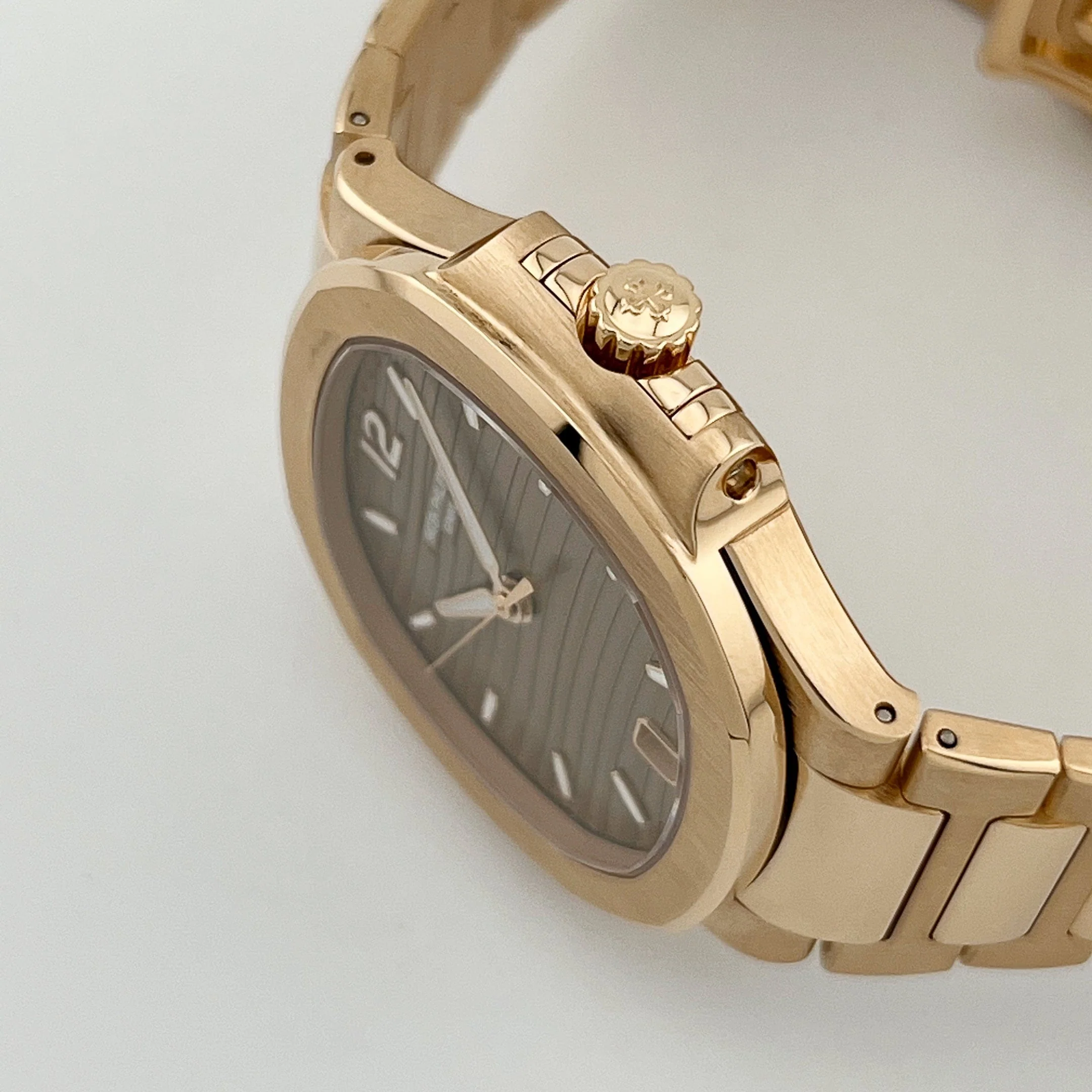 Nautilus 'Ladies' Rose Gold Champagne Golden Dial (2024) 8 Nautilus 'Ladies' Rose Gold Champagne Golden Dial (2024) - Image 8