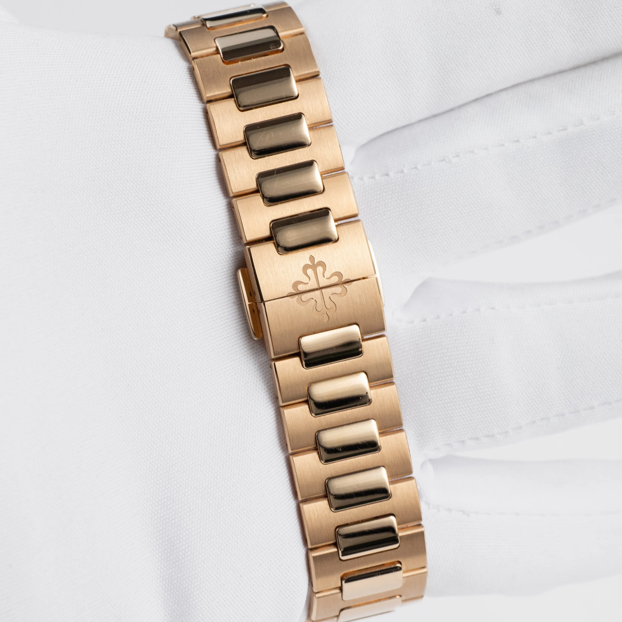 Nautilus 'Ladies' Rose Gold Champagne Golden Dial (2021) 12 Nautilus 'Ladies' Rose Gold Champagne Golden Dial (2021) - Image 12